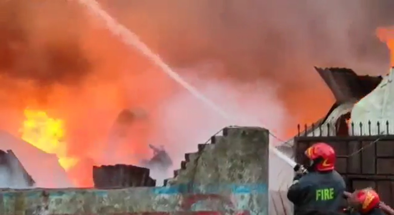 ফতুল্লায় ঝুট গোডাউনের আগুন নিয়ন্ত্রণে