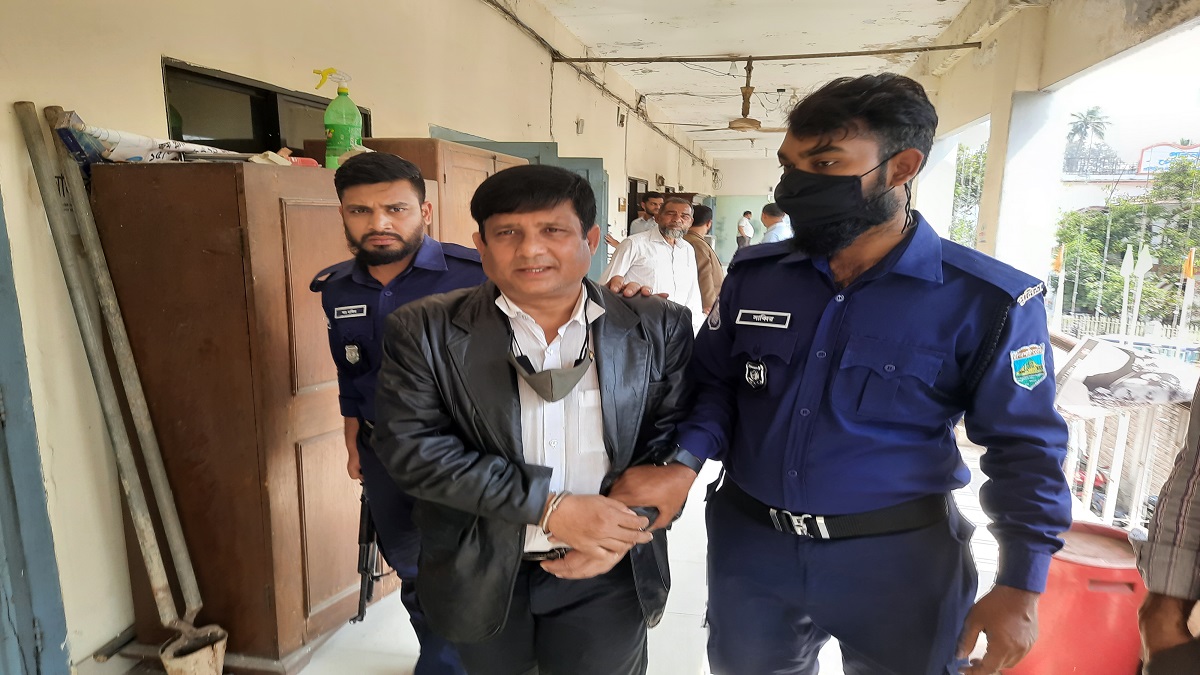 পাবনায় সাংবাদিককে হত্যাচেষ্টার অভিযোগে অস্ত্রসহ আটক ১