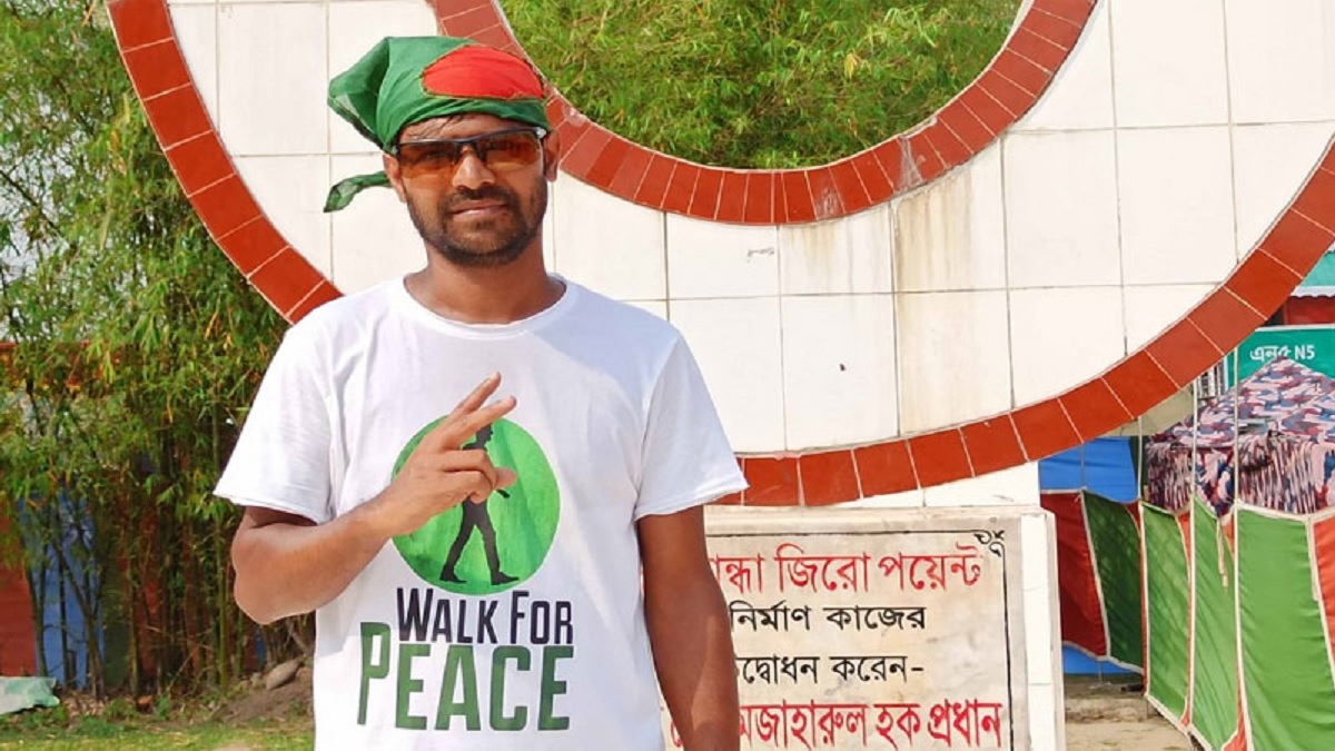 শান্তির বার্তা পৌঁছাতে ২০ দিন পায়ে হেঁটে টেকনাফ থেকে তেঁতুলিয়ায় মুরাদ