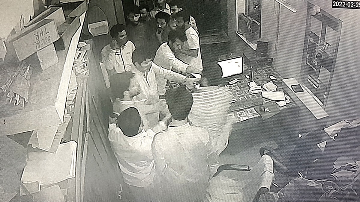 ঠাকুরগাঁওয়ে ছাত্রলীগ নেতাকর্মীদের হাতে স্টেশন মাস্টার লাঞ্ছিত, ভিডিও ভাইরাল