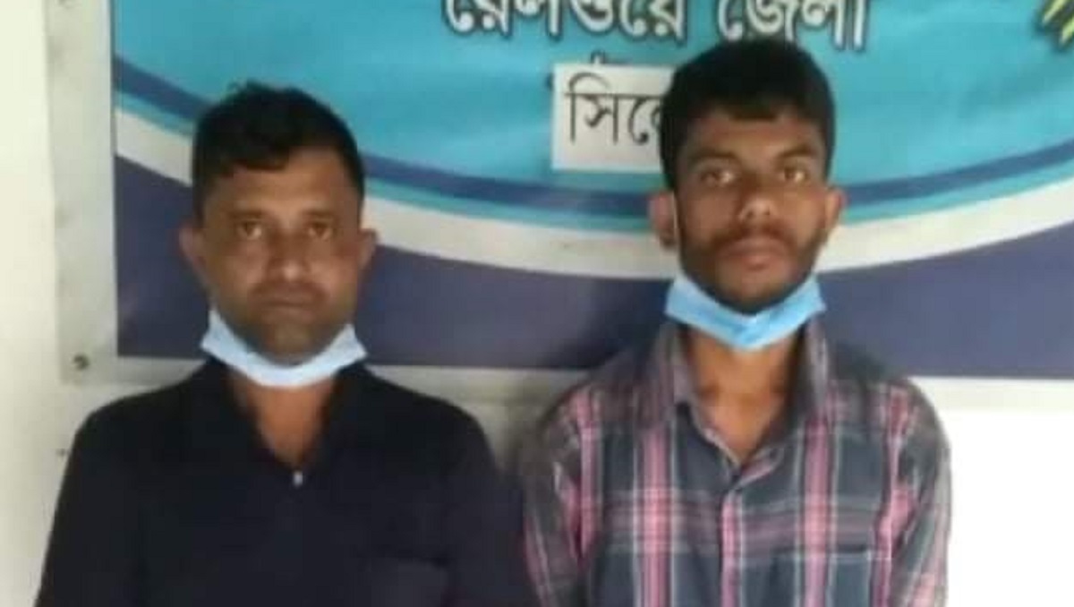 কাউন্টারের সামনেই কালোবাজারে বিক্রি হচ্ছিল টিকিট, আটক ২