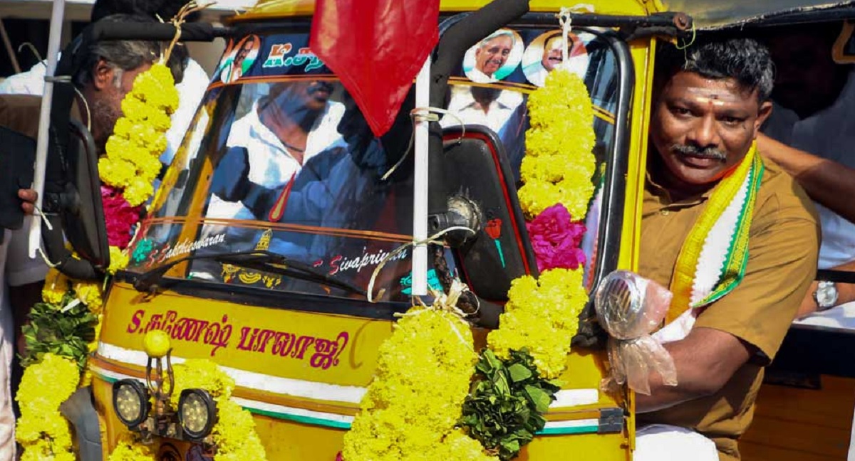 অটোচালক থেকে মেয়র! শপথ নিতে এলেন অটো চালিয়েই