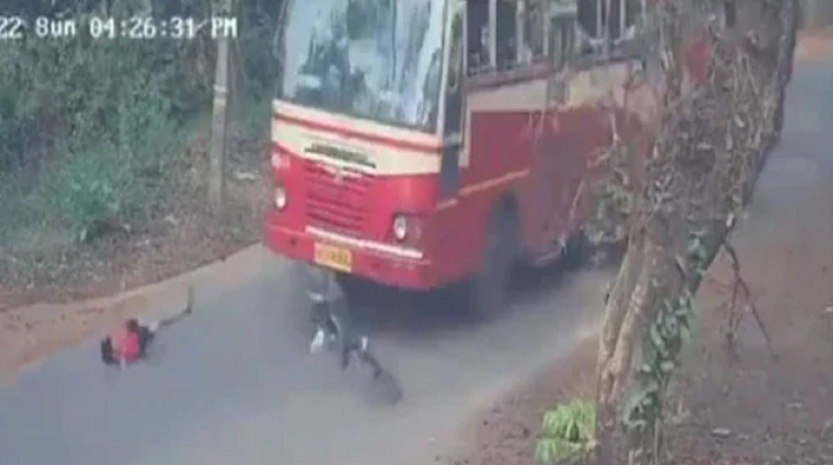 ১৫ সেকেন্ডের মধ্যে দু’বার প্রাণে বাঁচলো বালক! (ভিডিও)