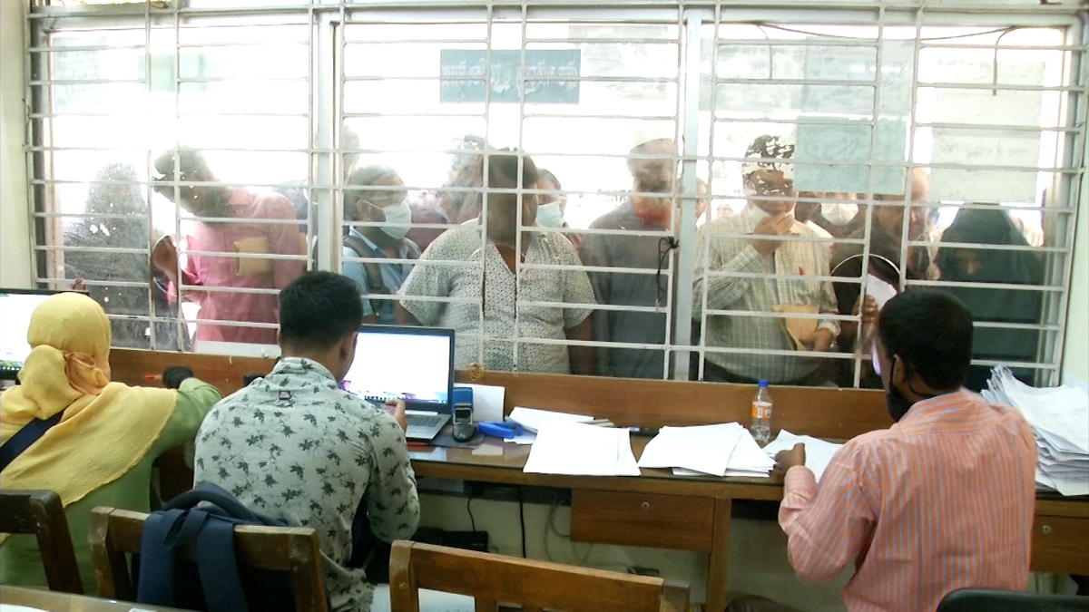 সন্তানের জন্মনিবন্ধনে ভোগান্তি; বাবা-মায়েরও করতে হচ্ছে নিবন্ধন