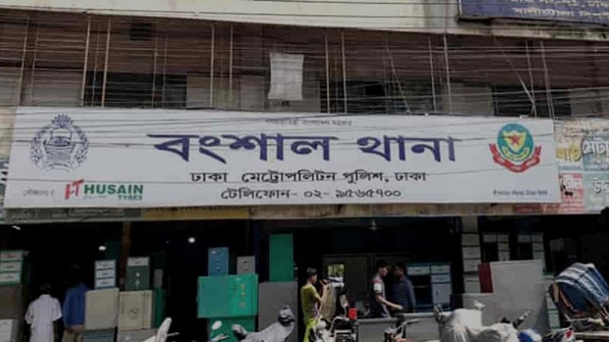 হেফাজতে থাকা ছিনতাইকারীর ছুরিকাঘাতে ৩ পুলিশ সদস্য আহত