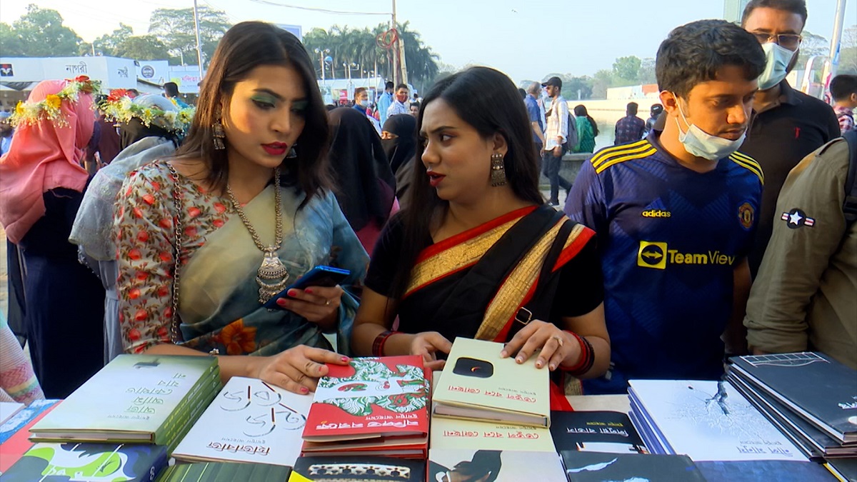 সামাজিক যোগাযোগমাধ্যমের প্রভাবে কমছে বই পড়া