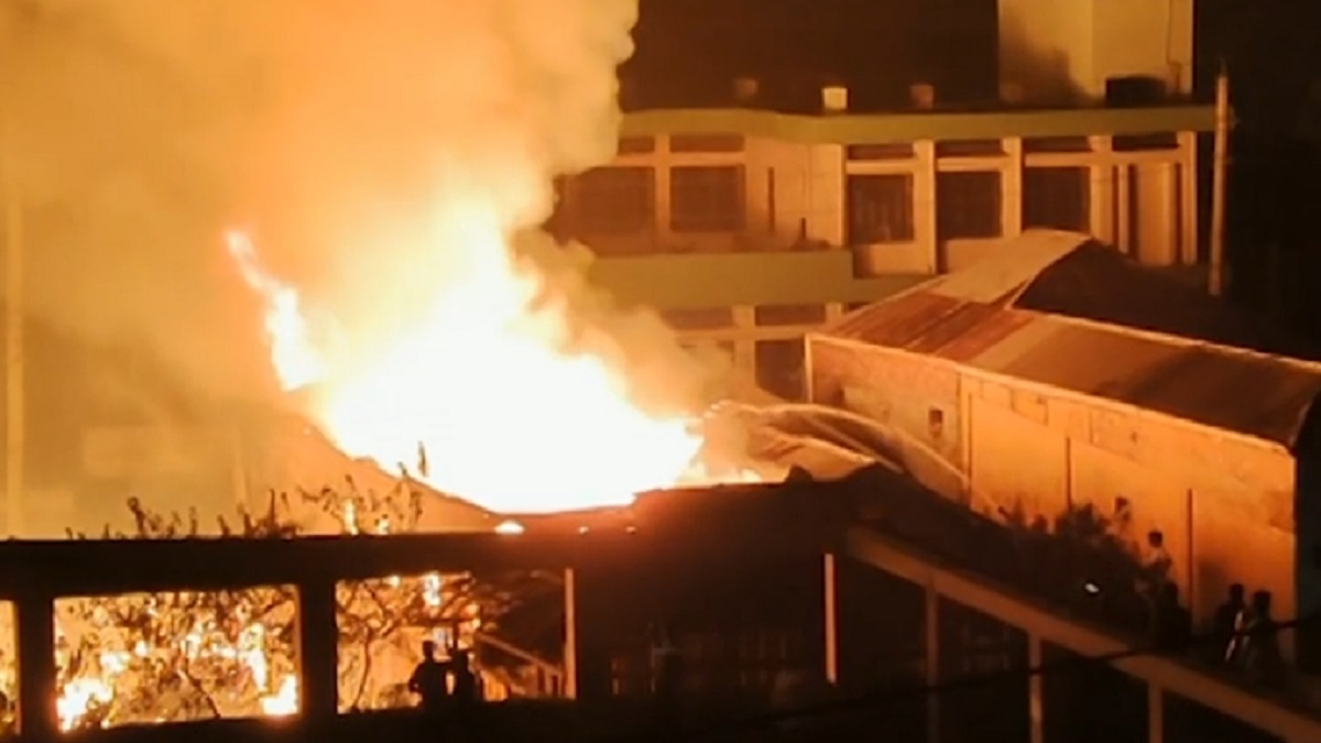 বরগুনায় আগুনে পুড়ে ছাই ১৫ দোকান