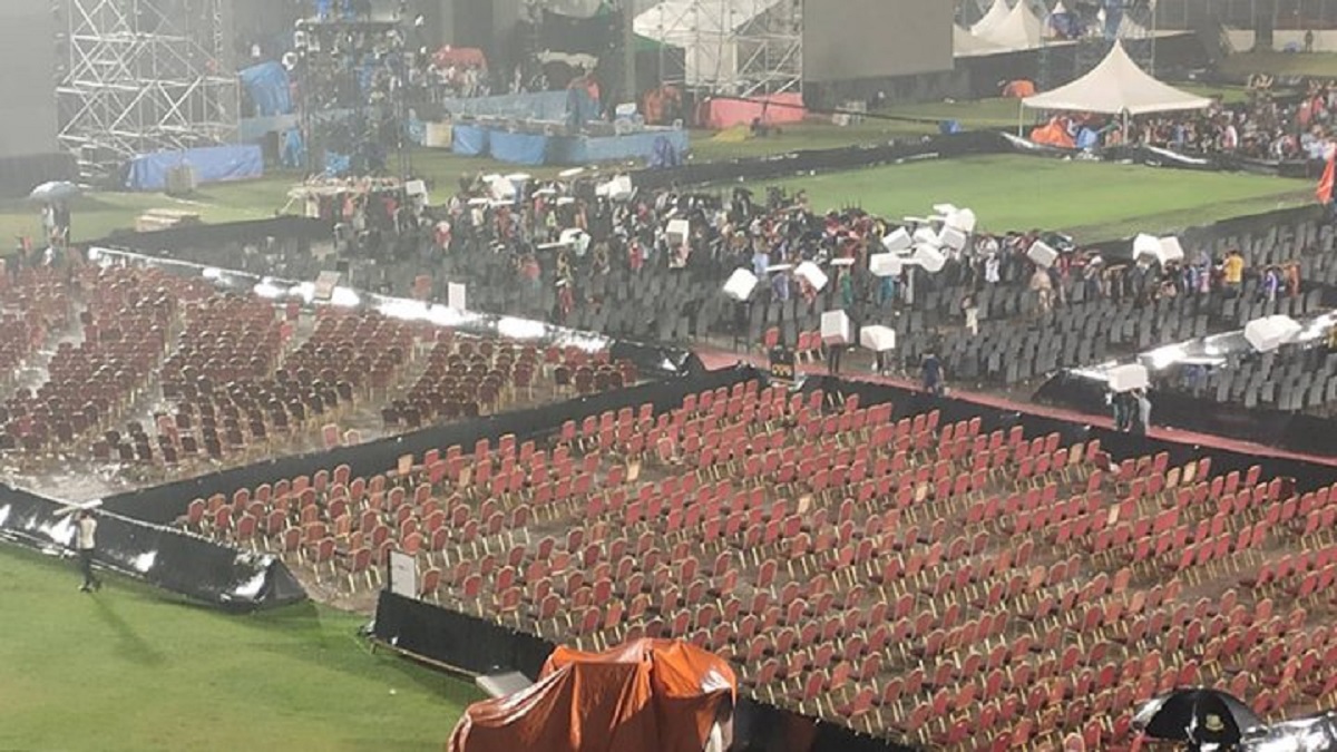 এ আর রহমানের কনসার্ট: বৃষ্টি থেমেছে, শুরুর প্রস্তুতি চলছে