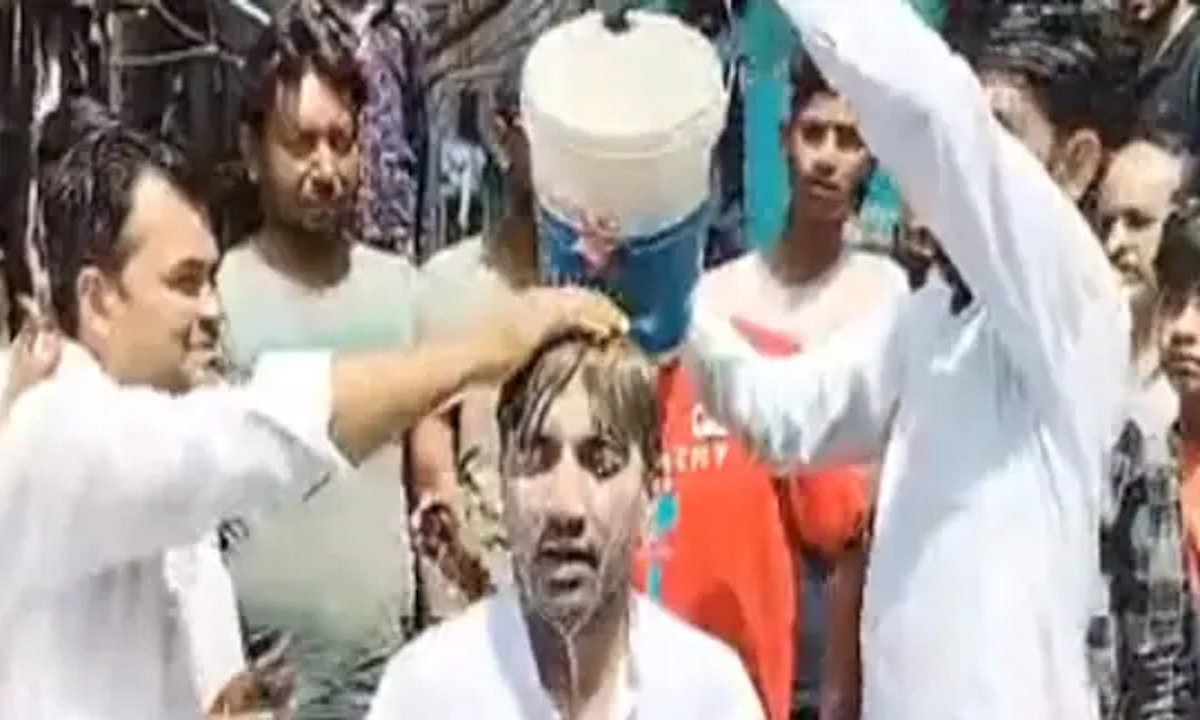 পরিষ্কার করতে ড্রেনে নেমে পড়লেন কাউন্সিলর; দুধ দিয়ে গোসল করিয়ে দিলো জনতা