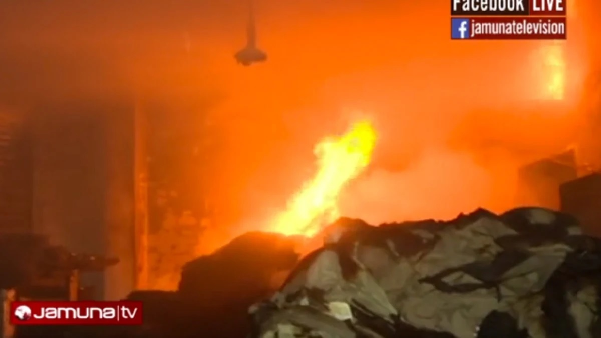 চট্টগ্রামে হকার্স মার্কেটের আগুন নিয়ন্ত্রণে, পুড়ে গেছে ২৫টি দোকান