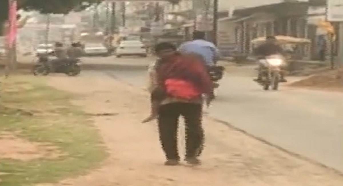 লাশবাহী গাড়ি না পেয়ে মেয়ের মৃতদেহ কাঁধে নিয়ে ১০ কি.মি. হাঁটলেন অসহায় বাবা! (ভিডিও)