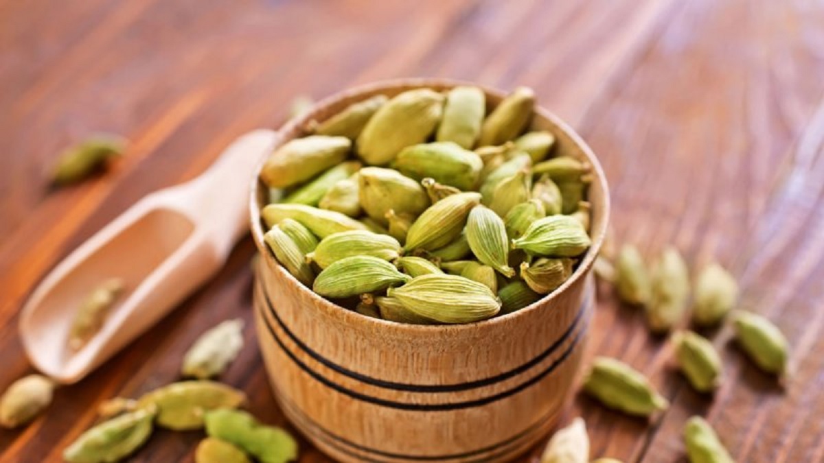 যে কারণে প্রতিদিন খালি পেটে একটি করে এলাচ খাবেন