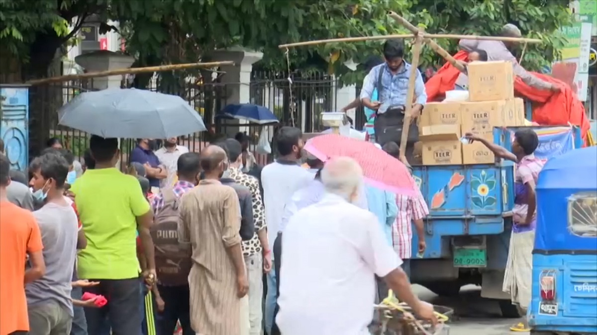 নিত্যপণ্য কিনতে চট্টগ্রামে দেয়া হচ্ছে ফ্যামিলি কার্ড, জটিলতায় সুবিধাবঞ্চিত মানুষ
