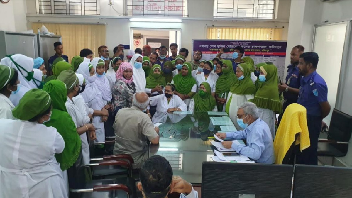 প্রণোদনার দাবিতে ফরিদপুর বঙ্গবন্ধু মেডিকেল হাসপাতালের পরিচালককে অবরুদ্ধ করলেন নার্সরা