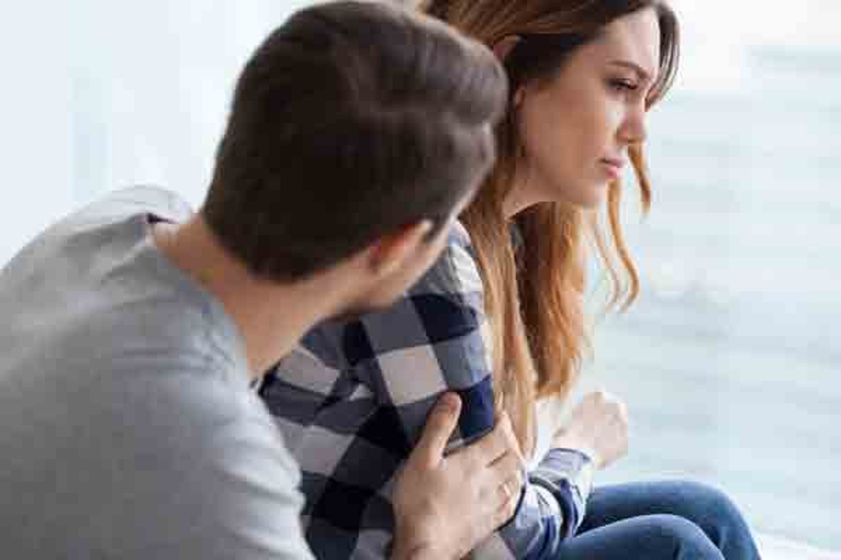 কথায় কথায় বাচ্চাদের মতো আচরণ করছে সঙ্গী? সামলাবেন যেভাবে
