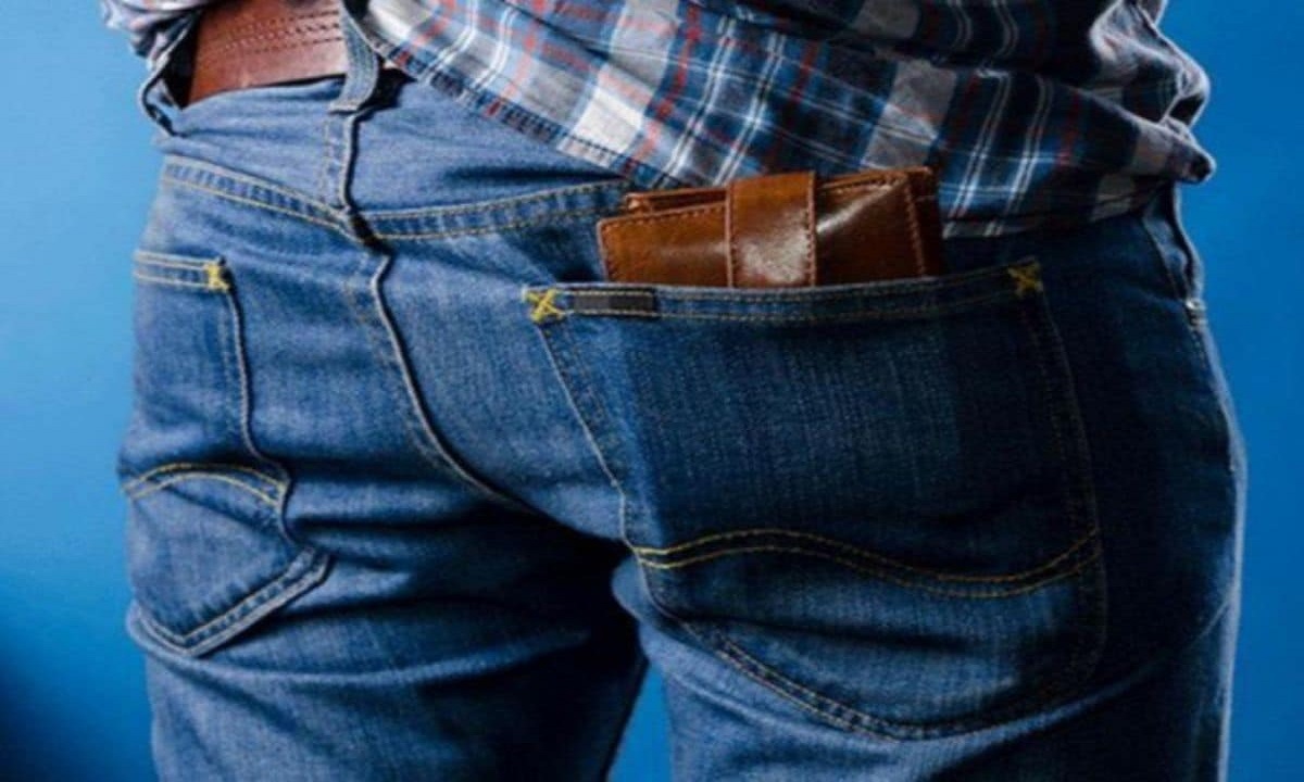 হিপ-পকেটে মানিব্যাগ রাখছেন? ঘটতে পারে মারাত্মক বিপদ!
