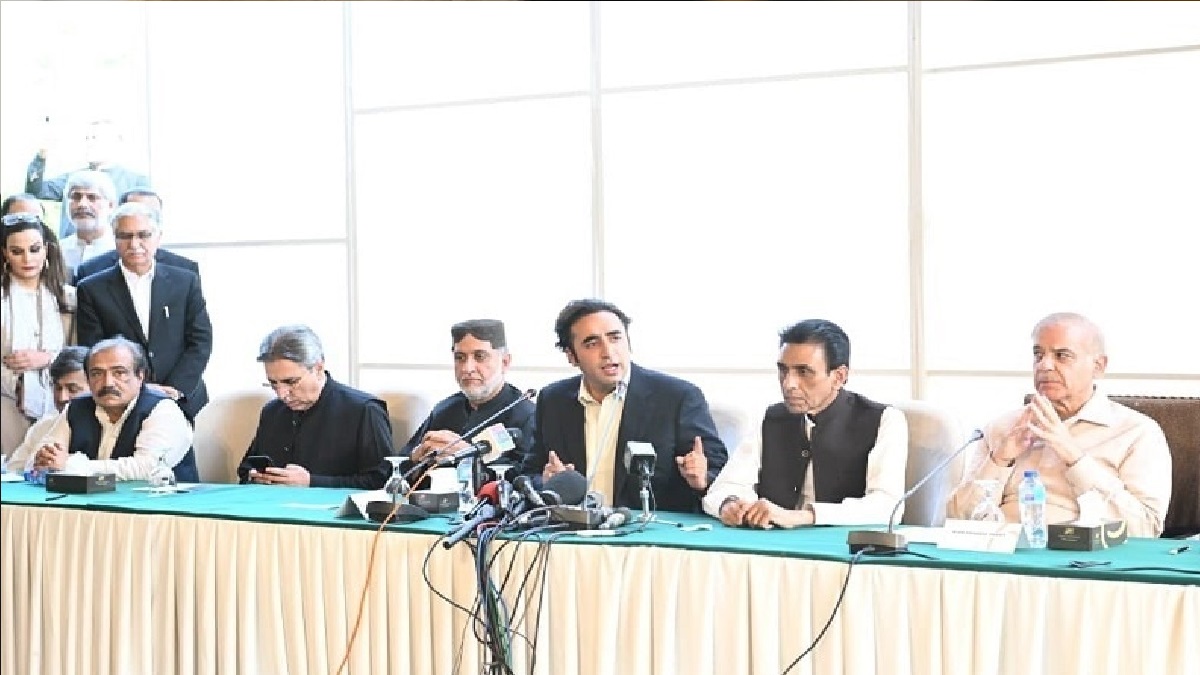 নাটকীয় কিছু না ঘটলে ক্ষমতা থেকে বিদায় নিশ্চিত ইমরান খানের