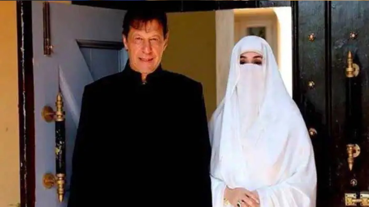 ইমরানের গদি বাঁচাতে ‘কালো জাদু’ করছেন তৃতীয় স্ত্রী বুশরা