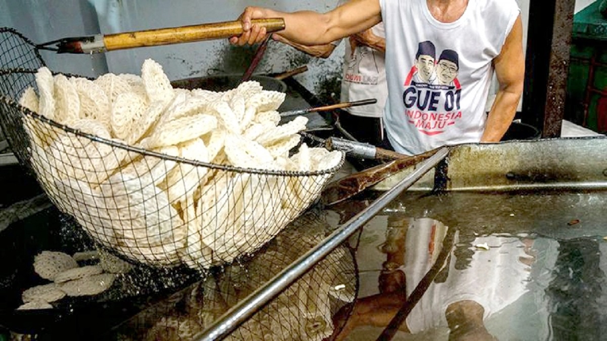 ইন্দোনেশিয়ায় তেলের দাম বেড়ে যাওয়ায় খাবার সিদ্ধ করে খাওয়ার আহ্বান