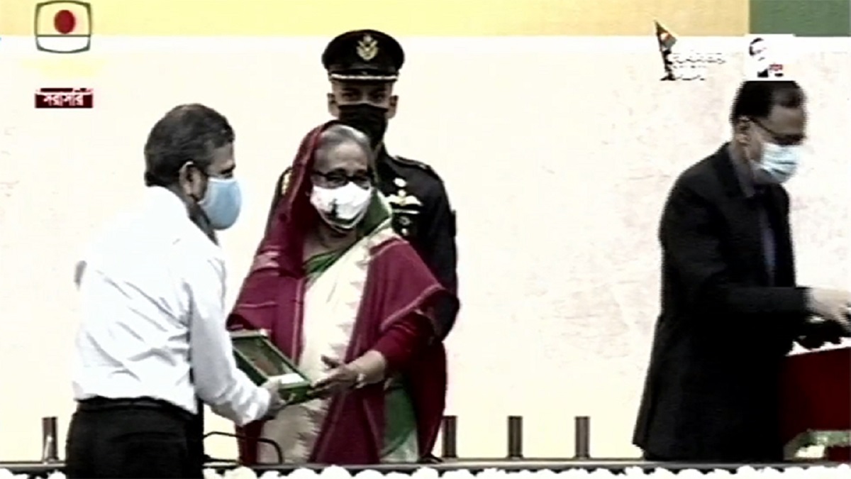 ৯ ব্যক্তি ও ২ প্রতিষ্ঠানকে স্বাধীনতা পদক তুলে দিলেন প্রধানমন্ত্রী