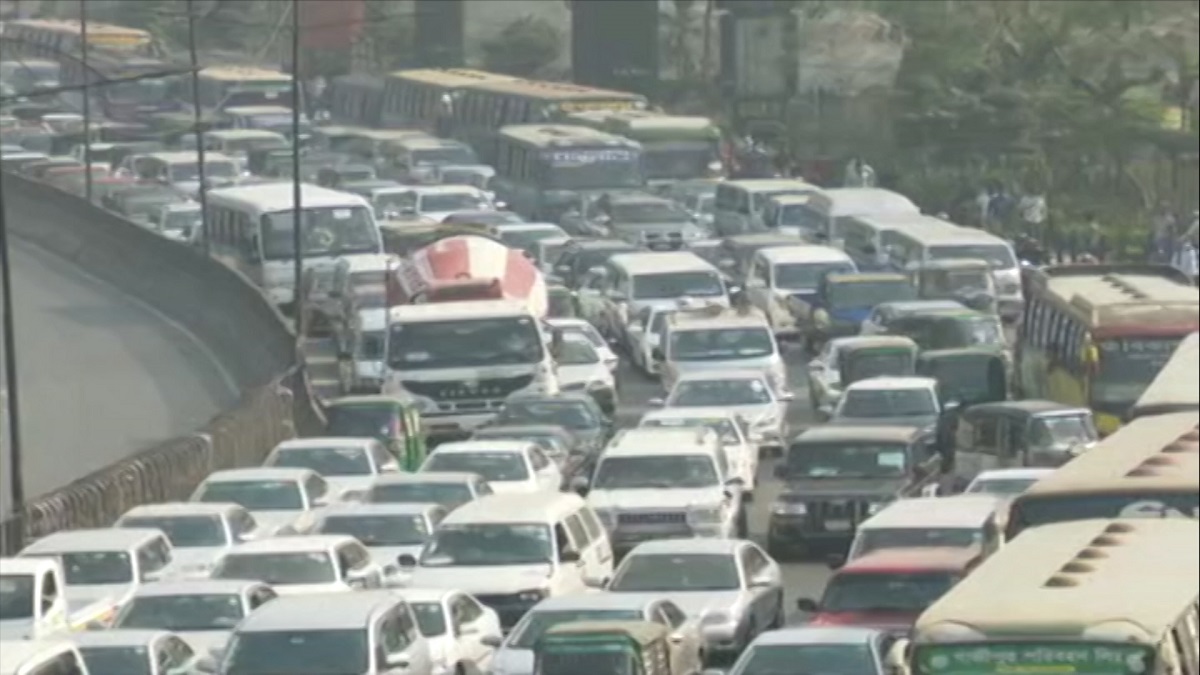 যানজট নিয়ন্ত্রণে শিগগিরই সমাধান দেখছেন না পরিবহন বিশেষজ্ঞরা