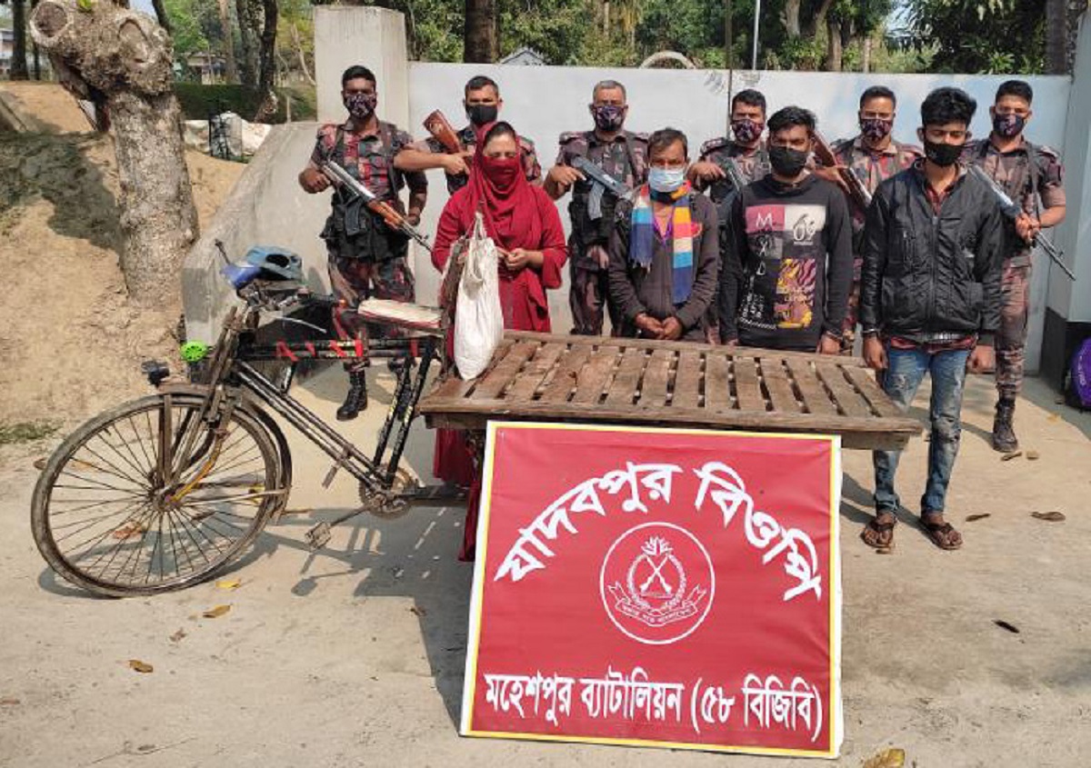 ঝিনাইদহে অবৈধভাবে সীমান্ত অতিক্রমকালে দালালসহ আটক ৪