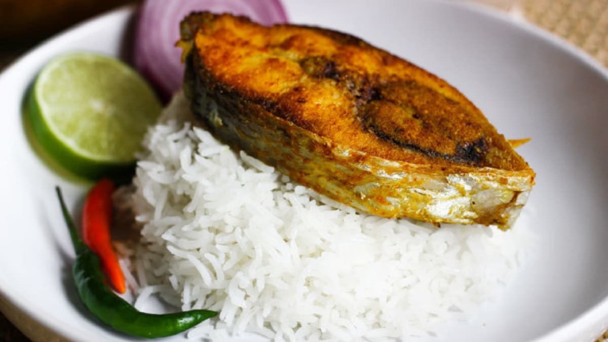 ভাতের পাতে লেবু চিপে খান? এতে শরীরে কী হচ্ছে জানুন