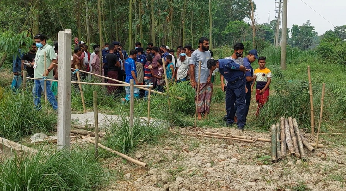 মানিকগঞ্জে রাতের আঁধারে কবরস্থান থেকে ৯টি কঙ্কাল চুরি