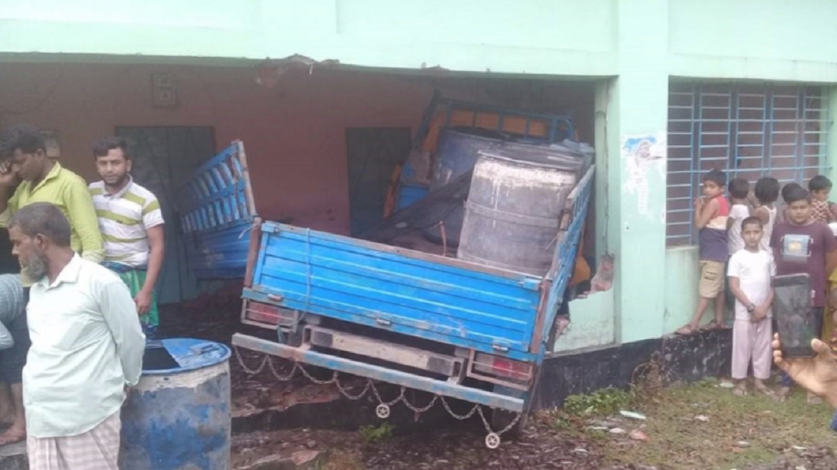 নিয়ন্ত্রণ হারিয়ে পিকআপ মসজিদে, ইমামের মৃত্যু