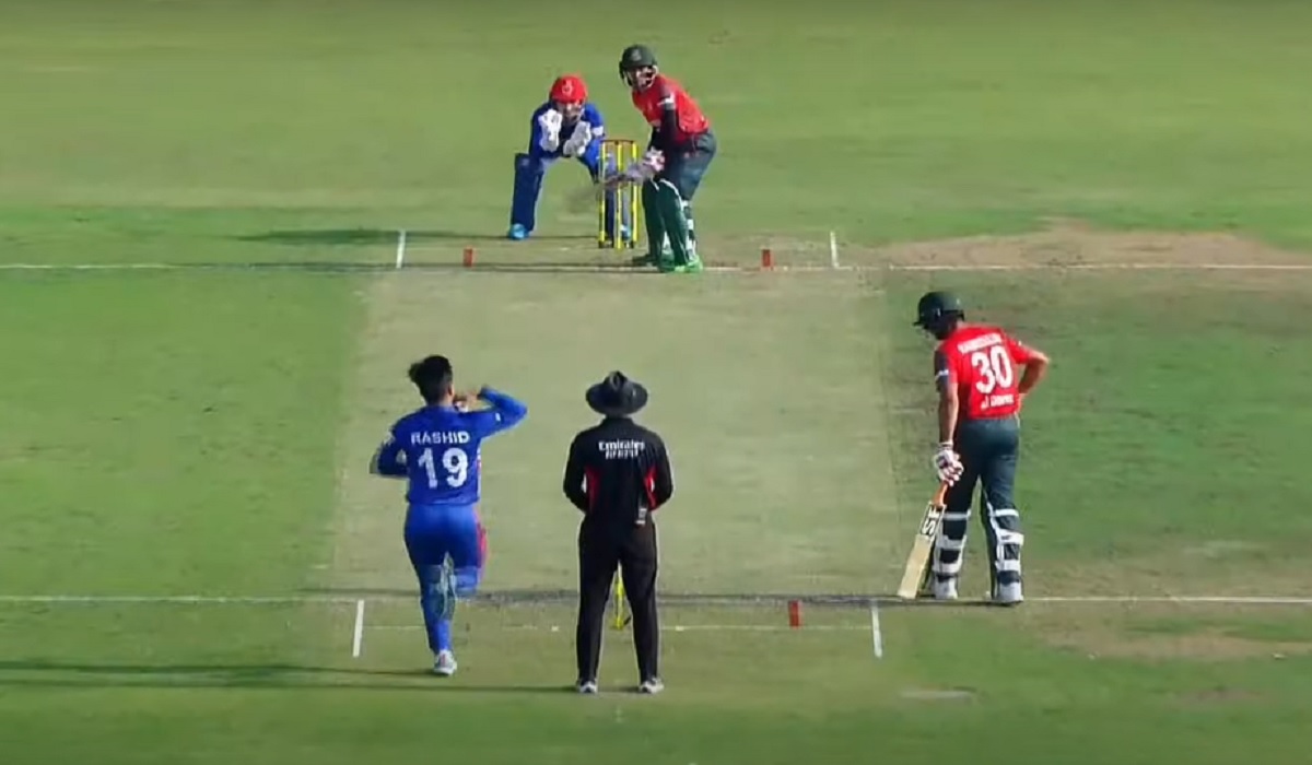 ধুঁকছে বাংলাদেশ, শততম ম্যাচে ক্রিজে মুশফিক