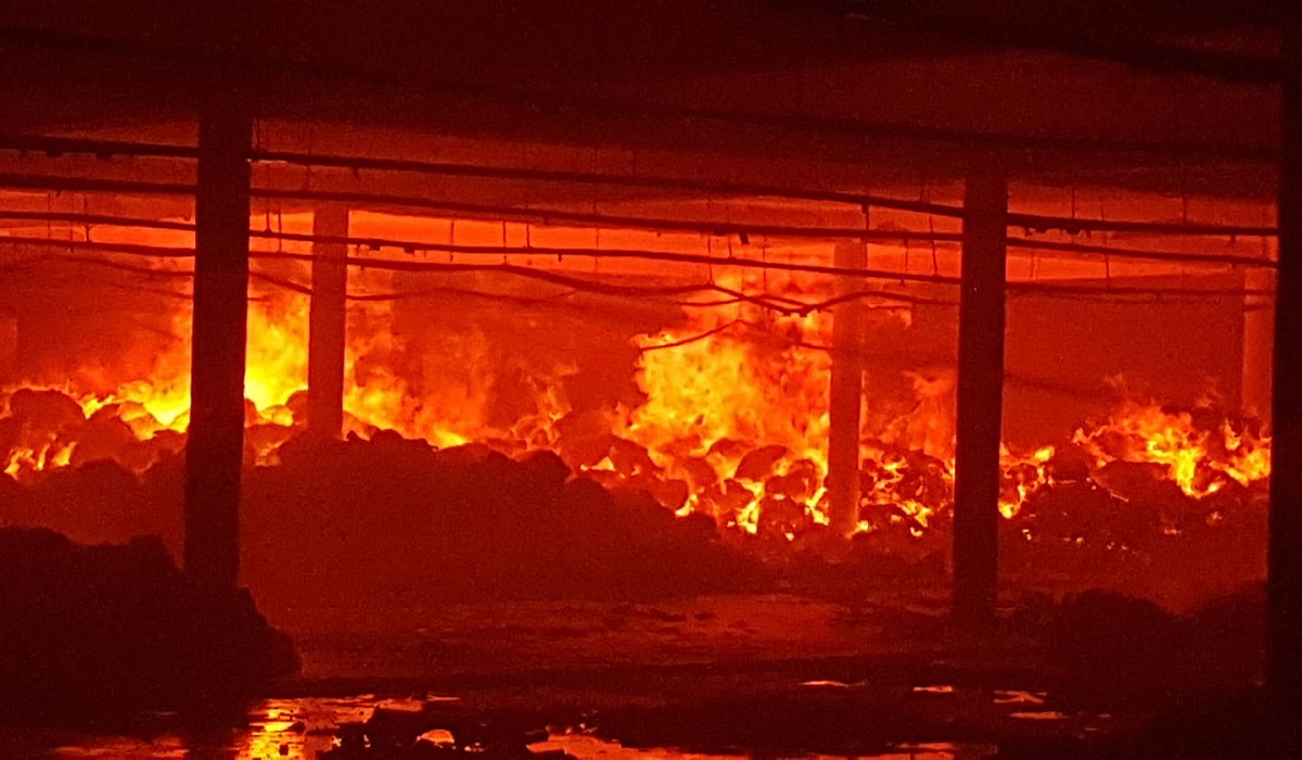 পাচঁ ঘণ্টা চেষ্টার পর নিয়ন্ত্রণে সোনারগাঁওয়ের সুতার কারখানার আগুন