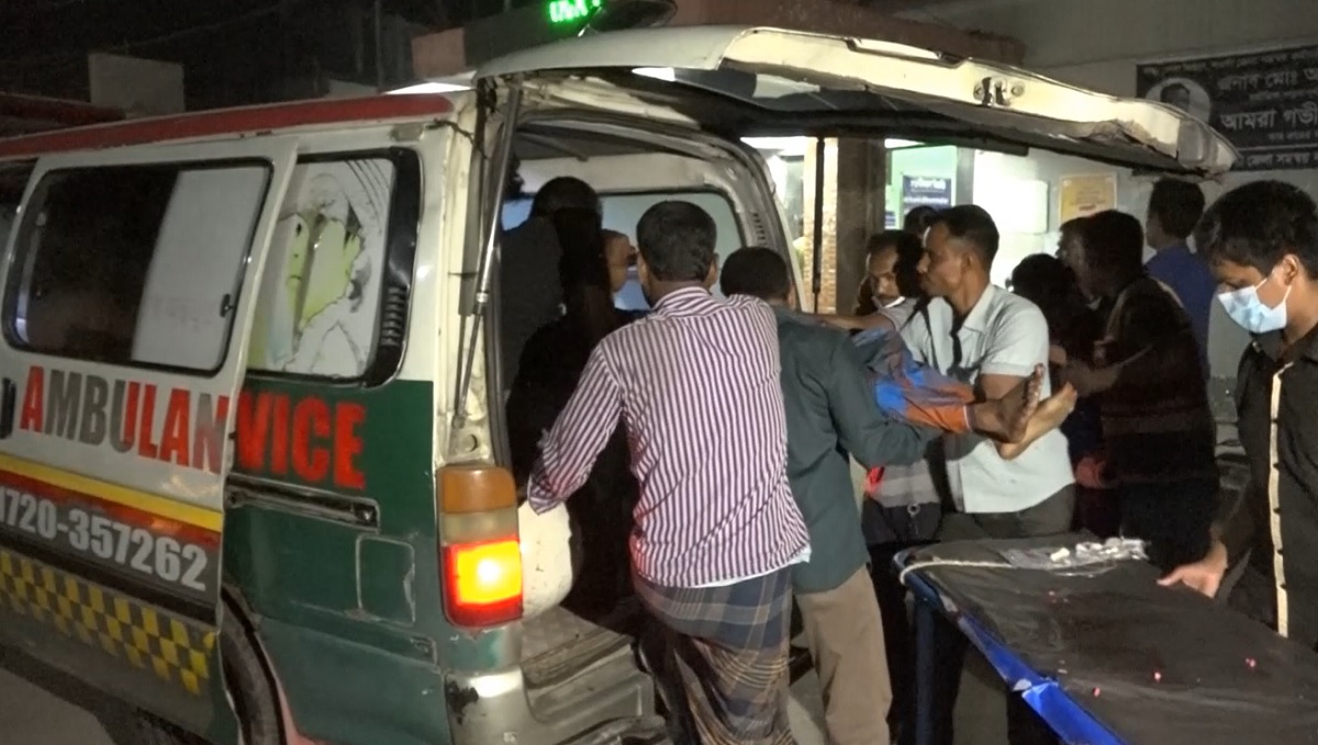 নওগাঁয় যাত্রীবাহী বাস নিয়ন্ত্রণ হারিয়ে খাদে, নিহত ৩