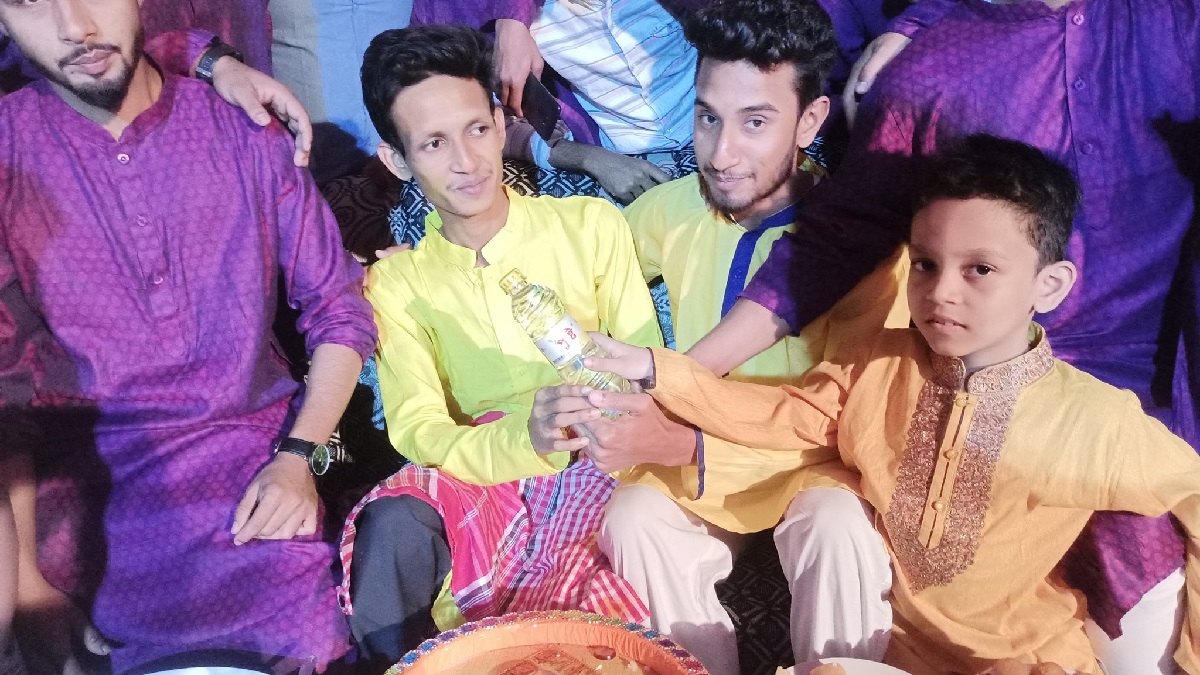 নাটোরে বিয়ের অনুষ্ঠানে নতুন দম্পতিকে সয়াবিন তেল উপহার