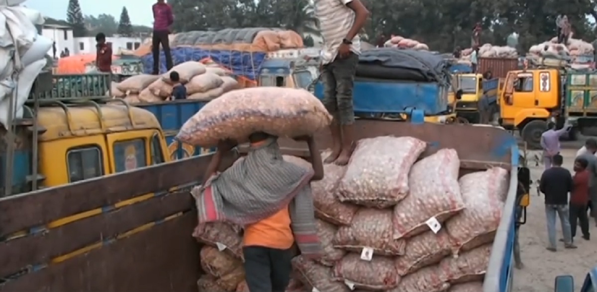 হিলি বন্দর দিয়ে পেঁয়াজ আমদানি বেড়েছে, বাজারে কমছে দামও