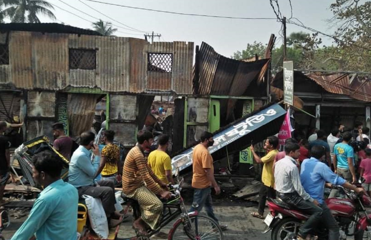 পাবনায় ভয়াবহ অগ্নিকাণ্ডে ১২টি দোকান ভস্মীভূত, কোটি টাকার ক্ষতি