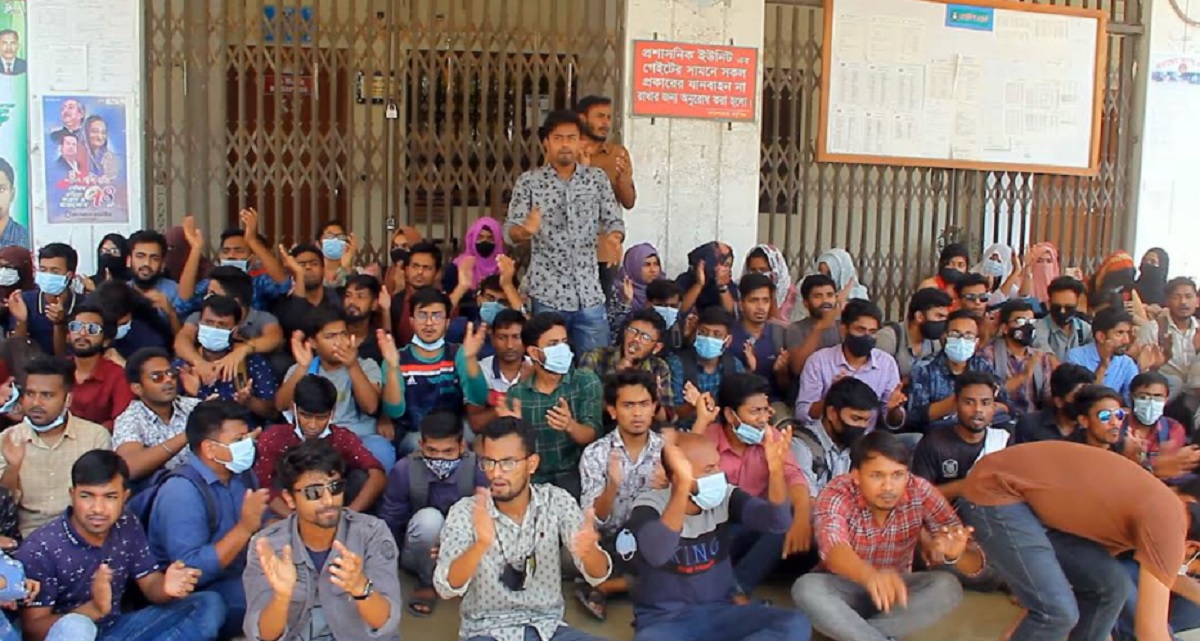 পাবিপ্রবি’র ছাত্র উপদেষ্টা ও প্রক্টরের পদত্যাগের দাবিতে অ্যাকাডেমিক ভবনে তালা