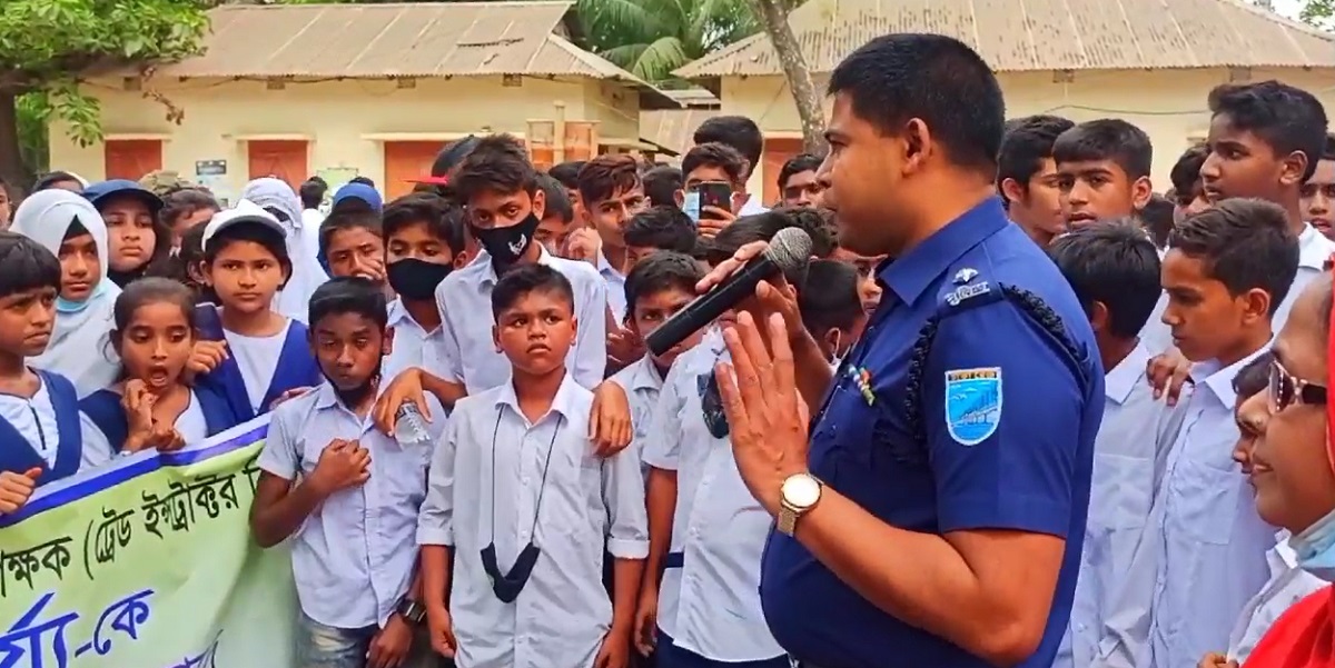 পাংশায় শিক্ষকের ওপর হামলা, প্রতিবাদে থানার সামনে জমায়েত শিক্ষার্থীদের