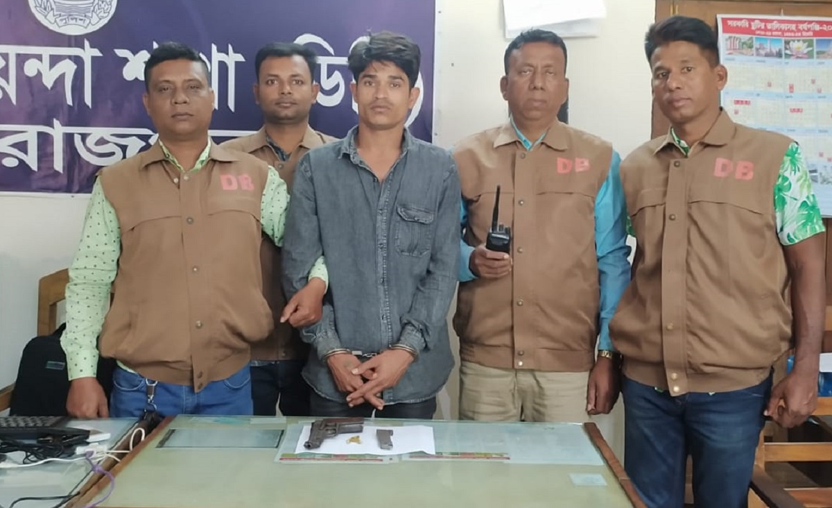 পুলিশের গাড়ি দেখেই দৌড়ে পালাচ্ছিল যুবক, তল্লাশি করতেই বেরিয়ে এলো অস্ত্র
