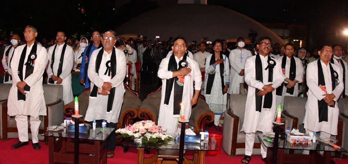 মোমবাতি জ্বেলে মহান স্বাধীনতা দিবসের প্রথম প্রহর উদযাপন বাংলাদেশ পুলিশের