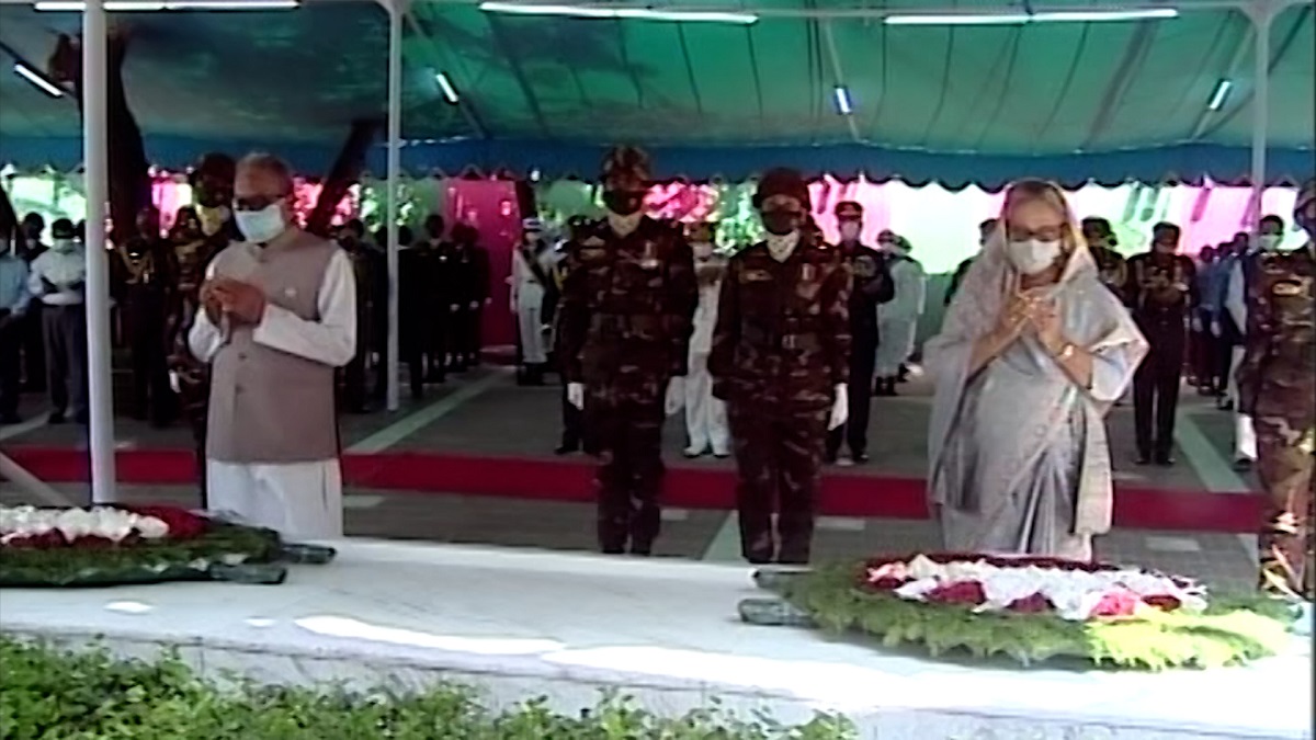 বঙ্গবন্ধুর সমাধিতে রাষ্ট্রপতি ও প্রধানমন্ত্রীর শ্রদ্ধা নিবেদন