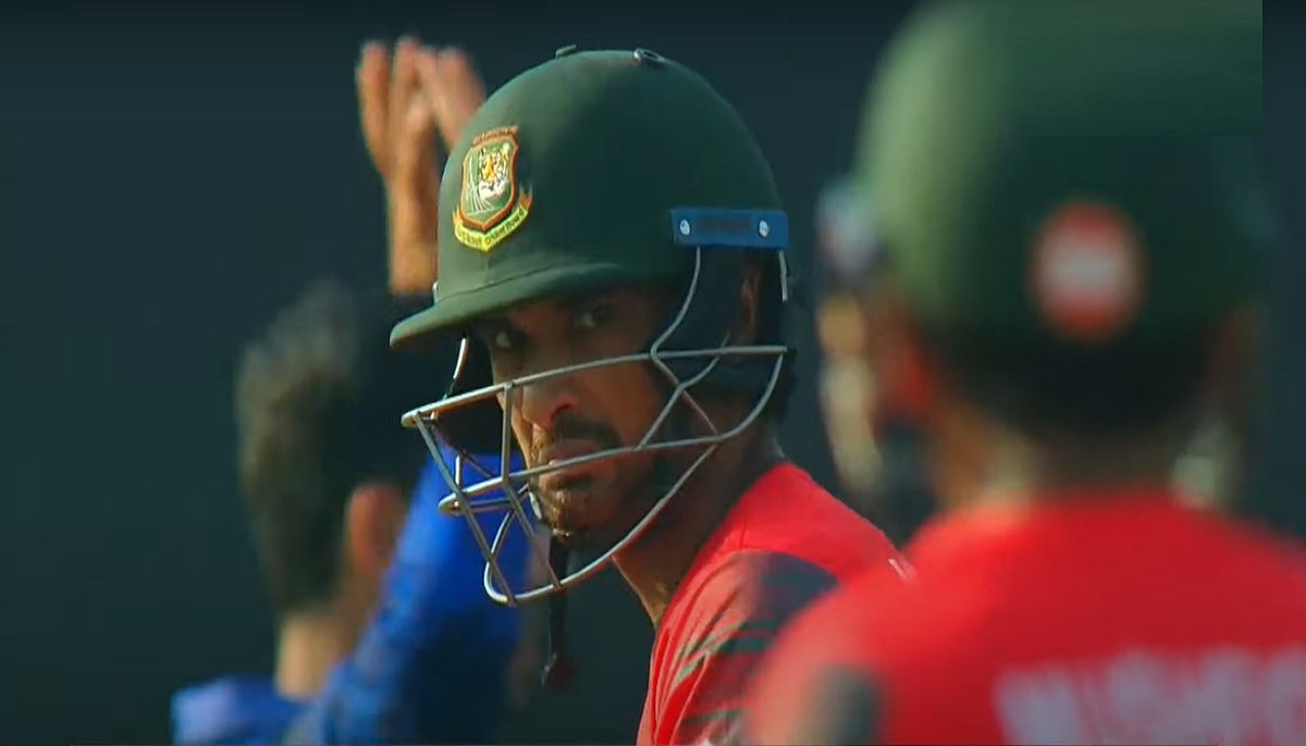 রানের মাইলফলক ছুঁয়েই সাজঘরে মাহমুদউল্লাহ