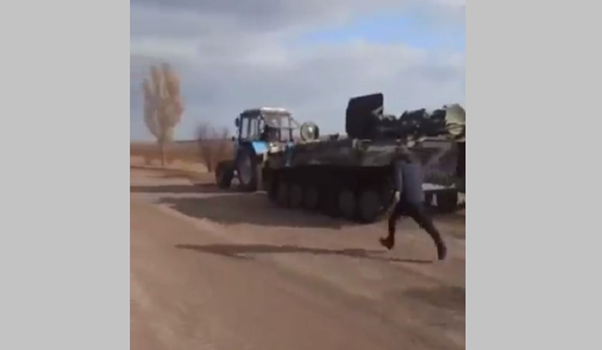 রুশ ট্যাঙ্ক ‘চুরি’ ইউক্রেনীয় কৃষকের! ট্রাক্টরে টেনে নিয়ে যাওয়ার ভিডিও প্রকাশ্যে