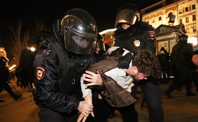 রাশিয়ায় সামরিক আইন জারি করা হবে না: পুতিন