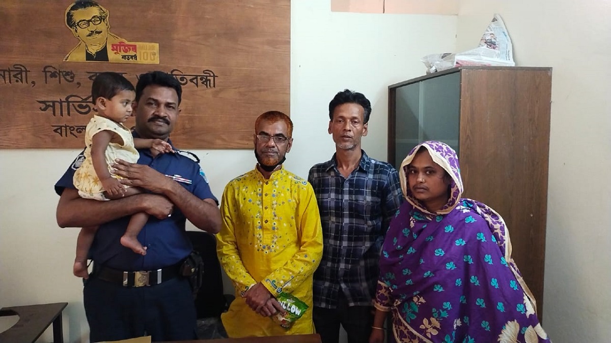 যমুনা টেলিভিশনে সংবাদ প্রকাশের পর চাঁদপুরে বিক্রিত সেই শিশু ফিরলো মায়ের কোলে