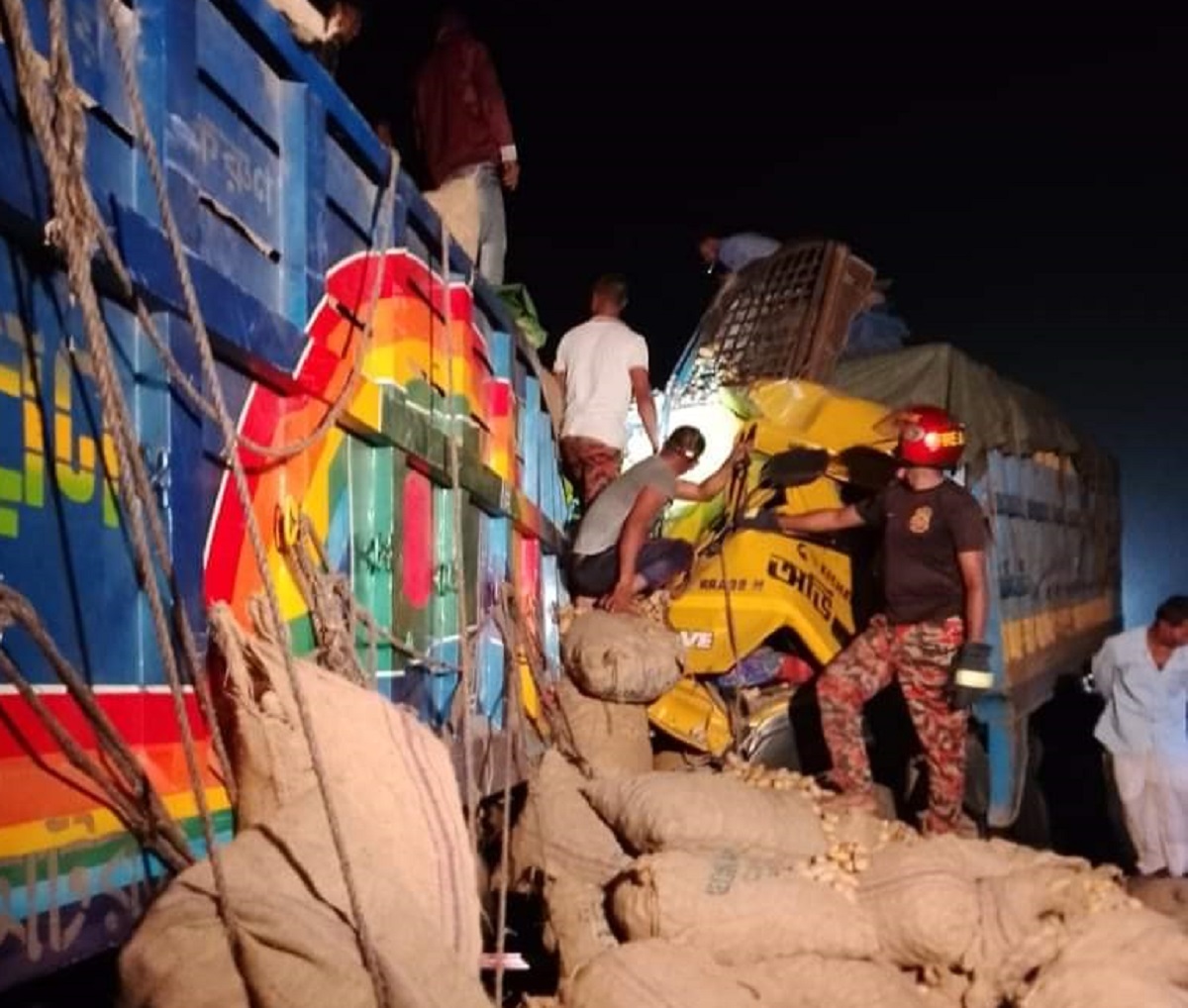 দিনাজপুরে দুই ট্রাকের মুখোমুখি সংঘর্ষে নিহত ২