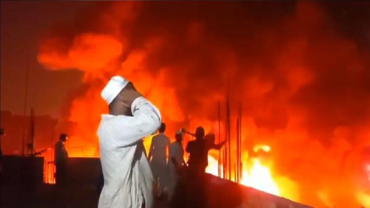 ট্যাংরার ভয়াবহ আগুনের সামনে দাঁড়িয়ে বৃদ্ধের আজান, ভিডিও ভাইরাল