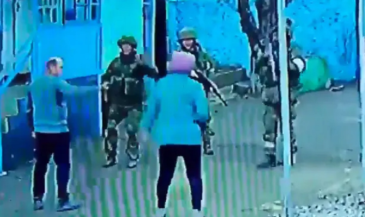 বাড়িতে ঢুকে পড়ে চার রুশ সেনা, ধমক দিয়ে বের করলেন বৃদ্ধ দম্পতি (ভিডিও)