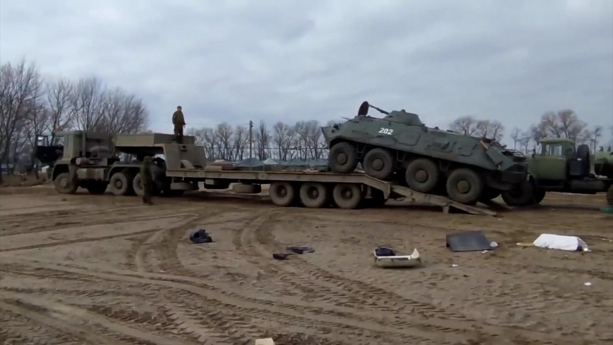 রুশ বাহিনীর হামলায় অত্যাধুনিক সব অস্ত্র রেখে পালালো ইউক্রেনের সেনারা