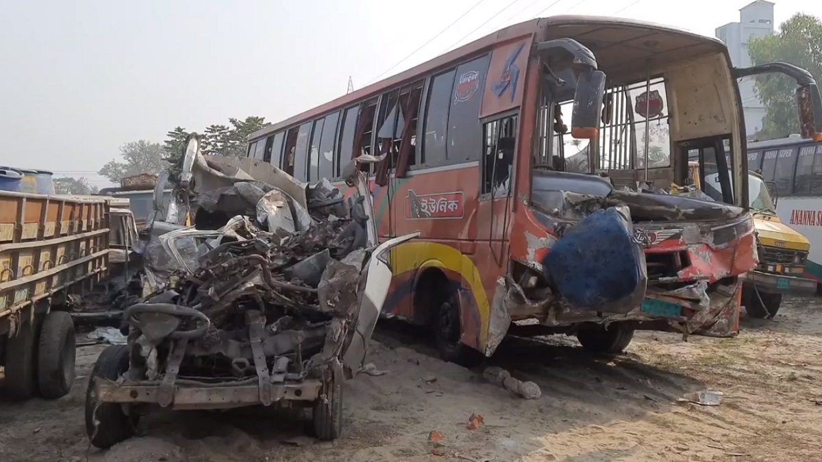 নরসিংদীতে বাস ও মাইক্রোবাসের মুখোমুখি সংঘর্ষ, নিহত ৩