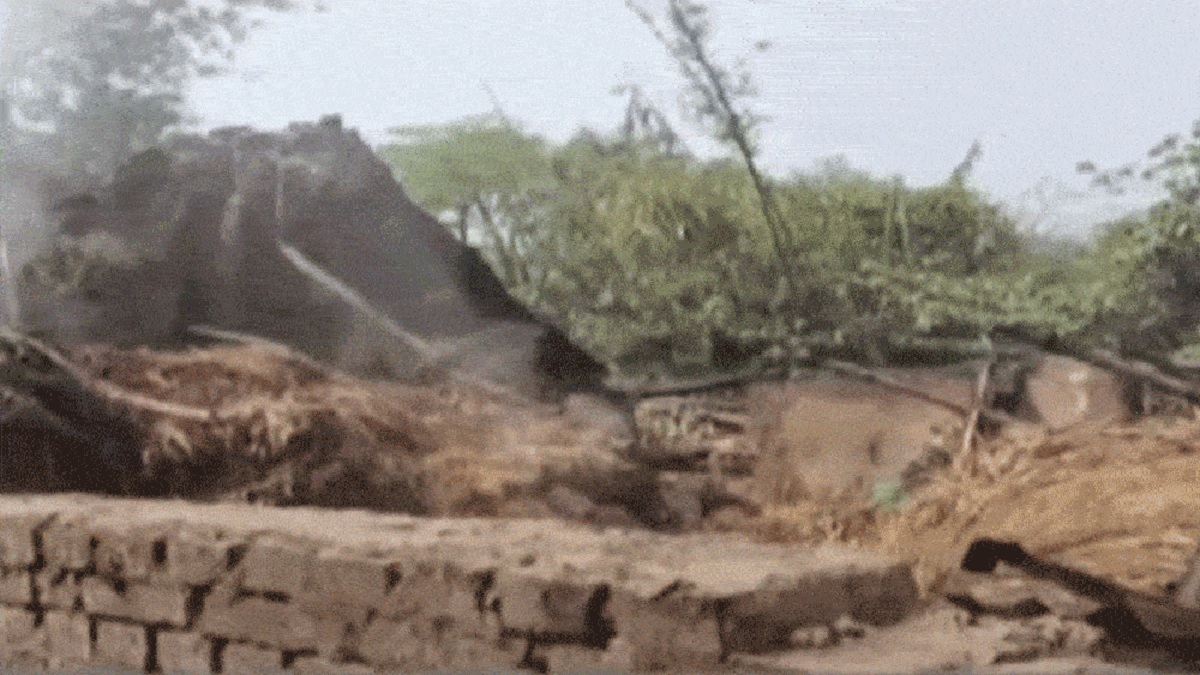 পশ্চিমবঙ্গে পঞ্চায়েত নেতা খুনের জেরে বাড়িতে আগুন, ১০ জনের মৃত্যু